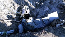 Archivbild: Trümmer einer Tu-141-Drone in einem Krater | Bild:picture alliance / PIXSELL | Zeljko Hladika