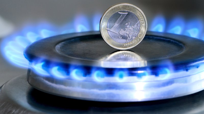 Euro-Münze auf Gasflamme | Bild: stock.adobe.com/FedotovAnatoly Euro-Münze auf Gasflamme