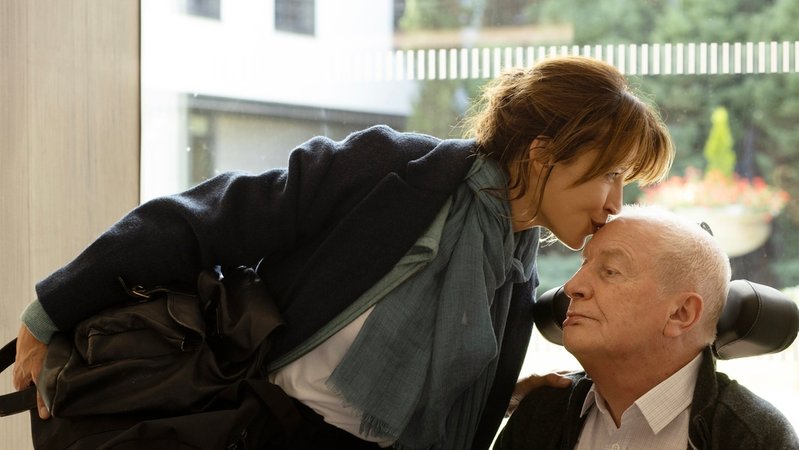 Soll ihrem Vater beim Sterben helfen: Sophie Marceau und  André Dussollier in "Alles ist gutgegangen" (Filmszene).