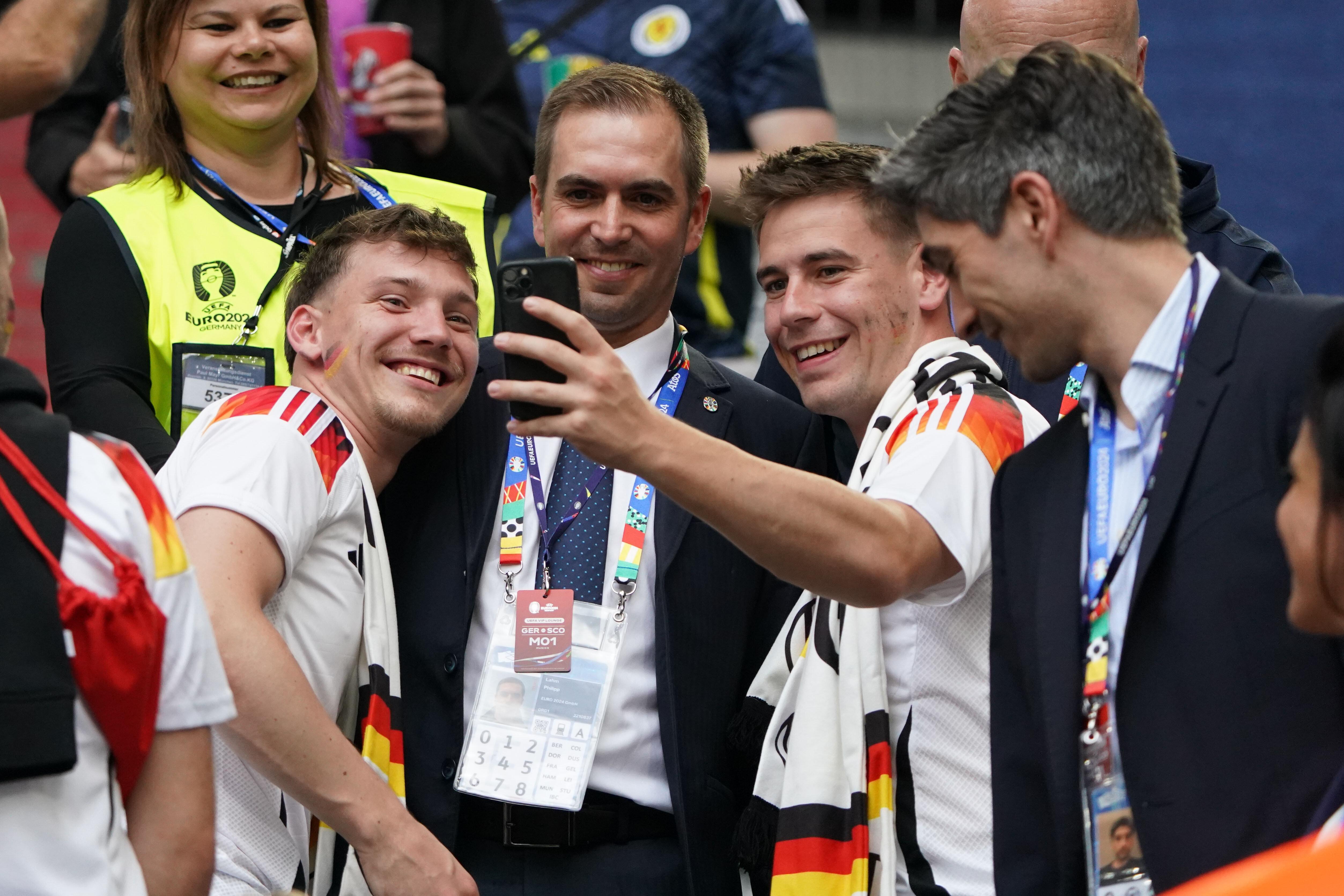 Philipp Lahm mit Nationalmannschafts-Fans bei der EM2024