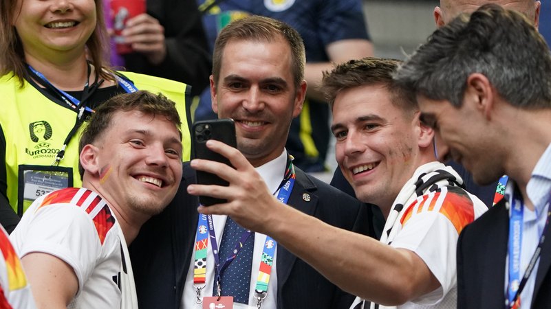 Philipp Lahm mit Nationalmannschafts-Fans bei der EM2024 | Bild: picture alliance / Chai von der Laage | Gladys Chai von der Laage Philipp Lahm mit Nationalmannschafts-Fans bei der EM2024