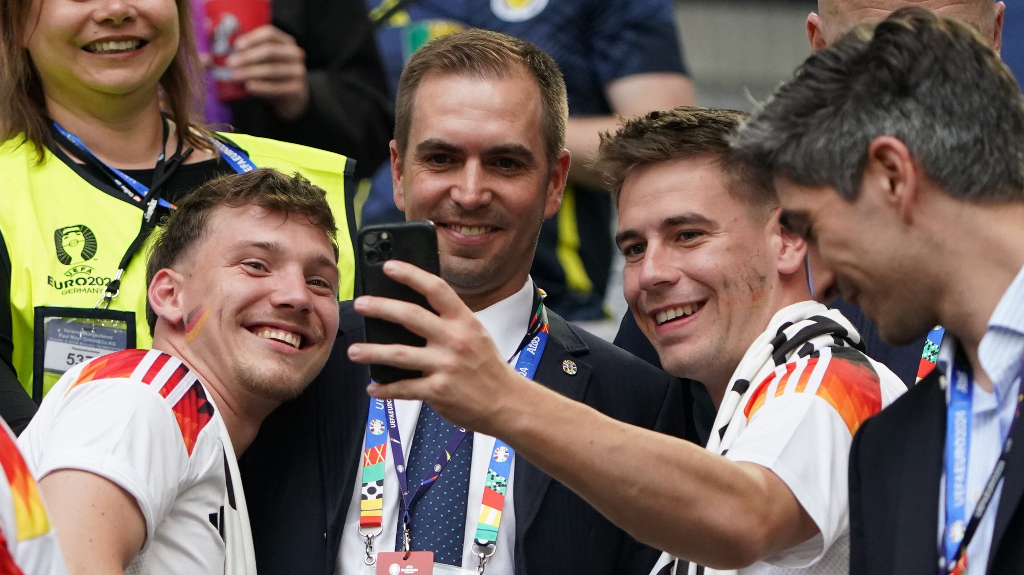 Philipp Lahm mit Nationalmannschafts-Fans bei der EM2024