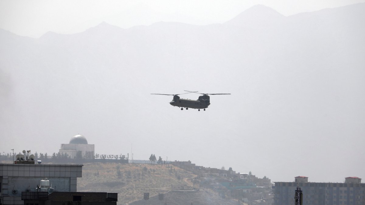 Ein US-Chinook-Helikopter über Kabul (15.08.21)