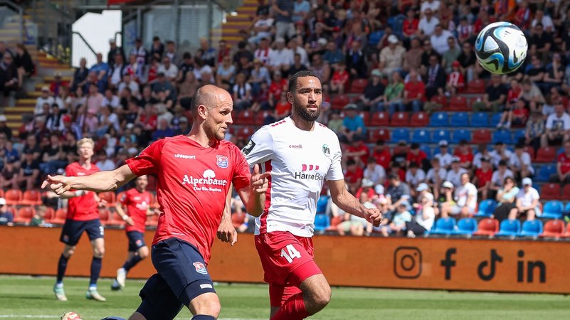 Manuel Stifler im Zweikampf | Bild: picture-alliance/dpa Manuel Stifler im Zweikampf