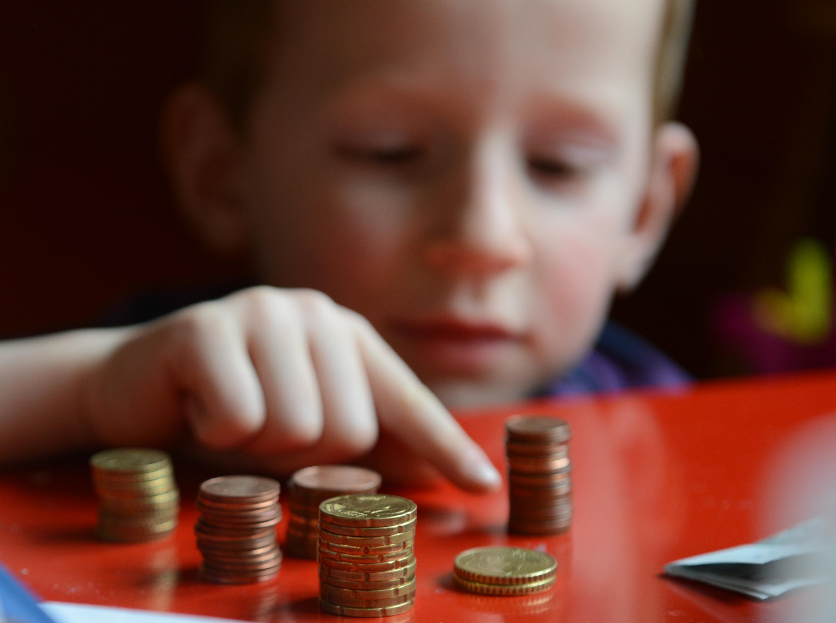 Ein Junge zählt sein Taschengeld (Symbolbild).