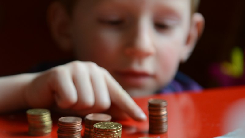 Ein Junge zählt sein Taschengeld (Symbolbild).
