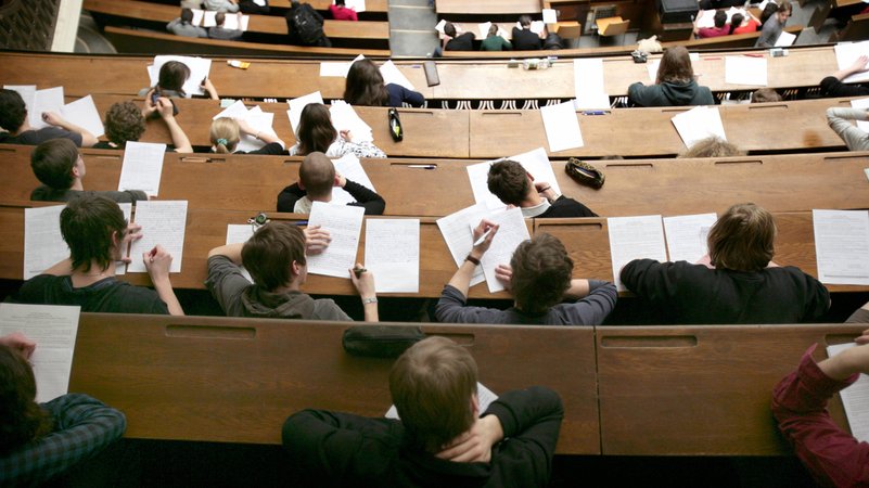 Archivbild: Hörsaal während einer Klausur in der Ludwig-Maximilians-Universität München | Bild: picture alliance / Ulrich Baumgarten | Ulrich Baumgarten Archivbild: Hörsaal während einer Klausur in der Ludwig-Maximilians-Universität München