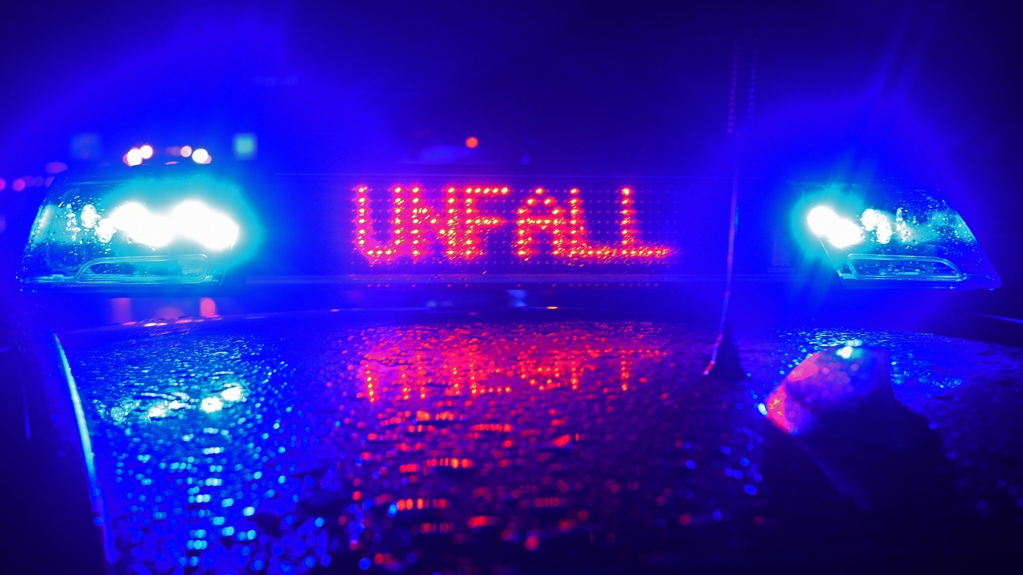 Polizeifahrzeug mit Blaulicht und Unfall-Warnhinweis in der Nacht (Symbolbild) | Bild: picture alliance/dpa | Stefan Puchner Polizeifahrzeug mit Blaulicht und Unfall-Warnhinweis in der Nacht (Symbolbild)