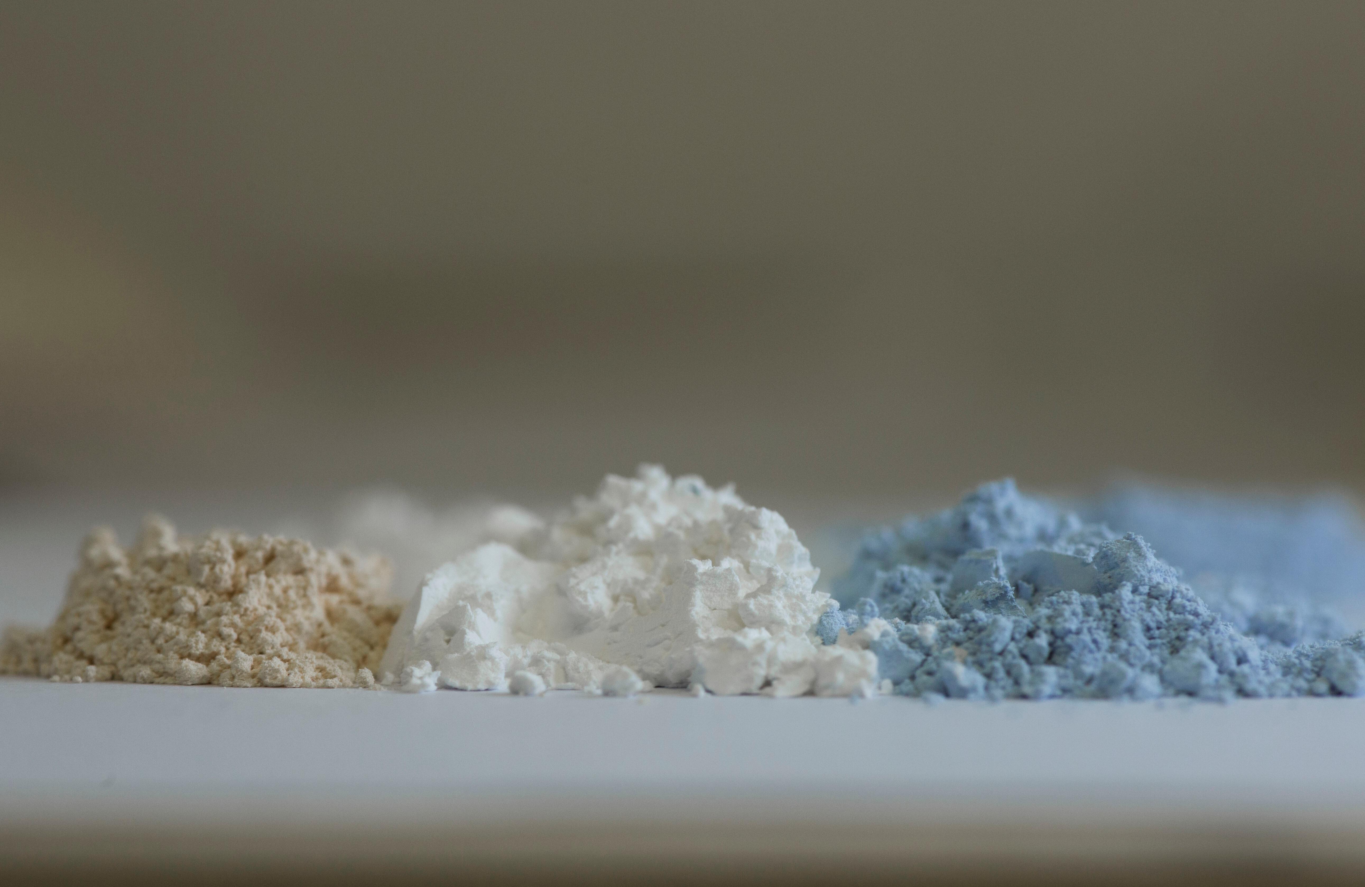 Symbolbild: Die seltenen Erden (L-R) Ceroxid, Yttriumoxid und Neodymoxid