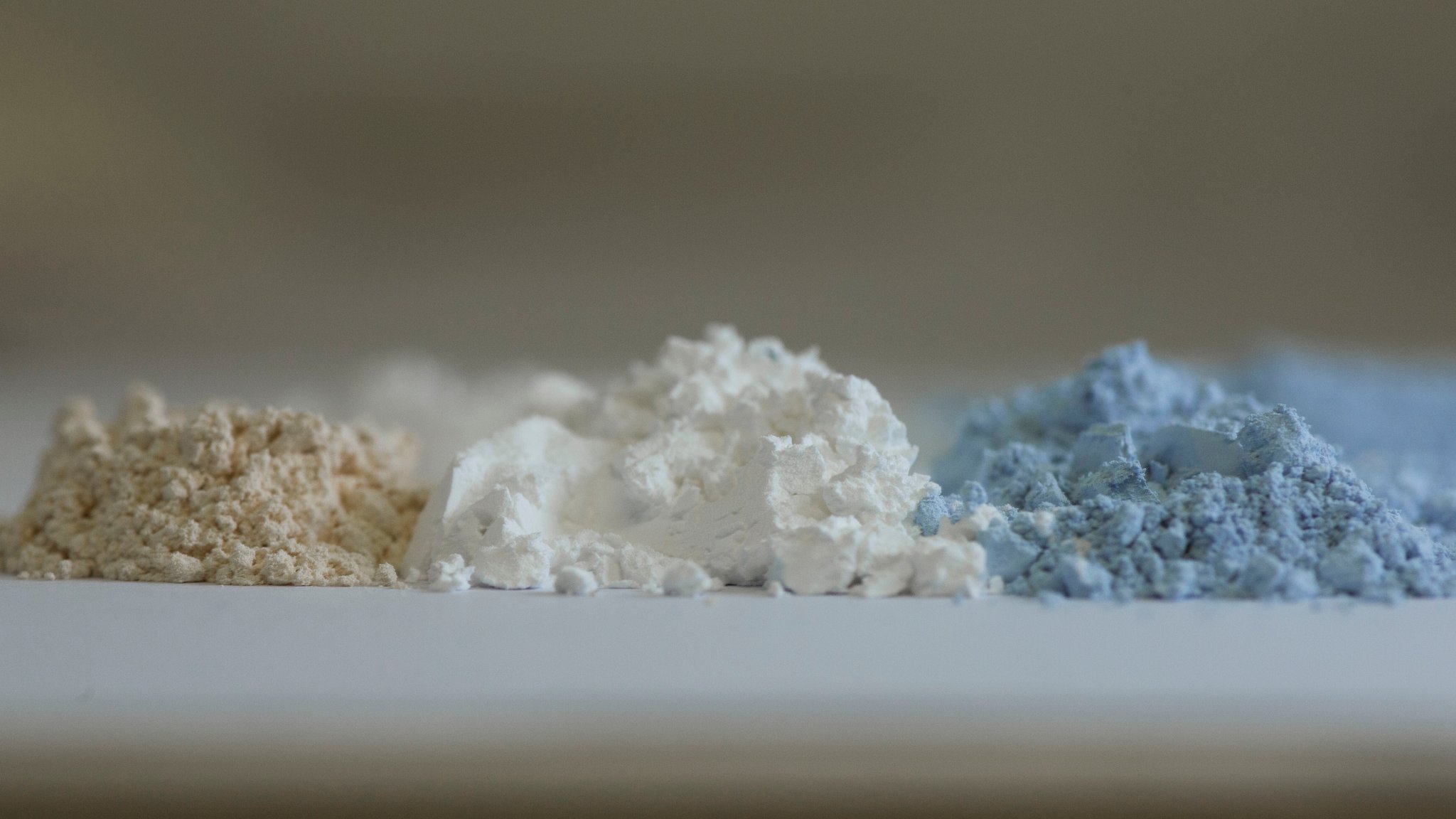 Symbolbild: Die seltenen Erden (L-R) Ceroxid, Yttriumoxid und Neodymoxid