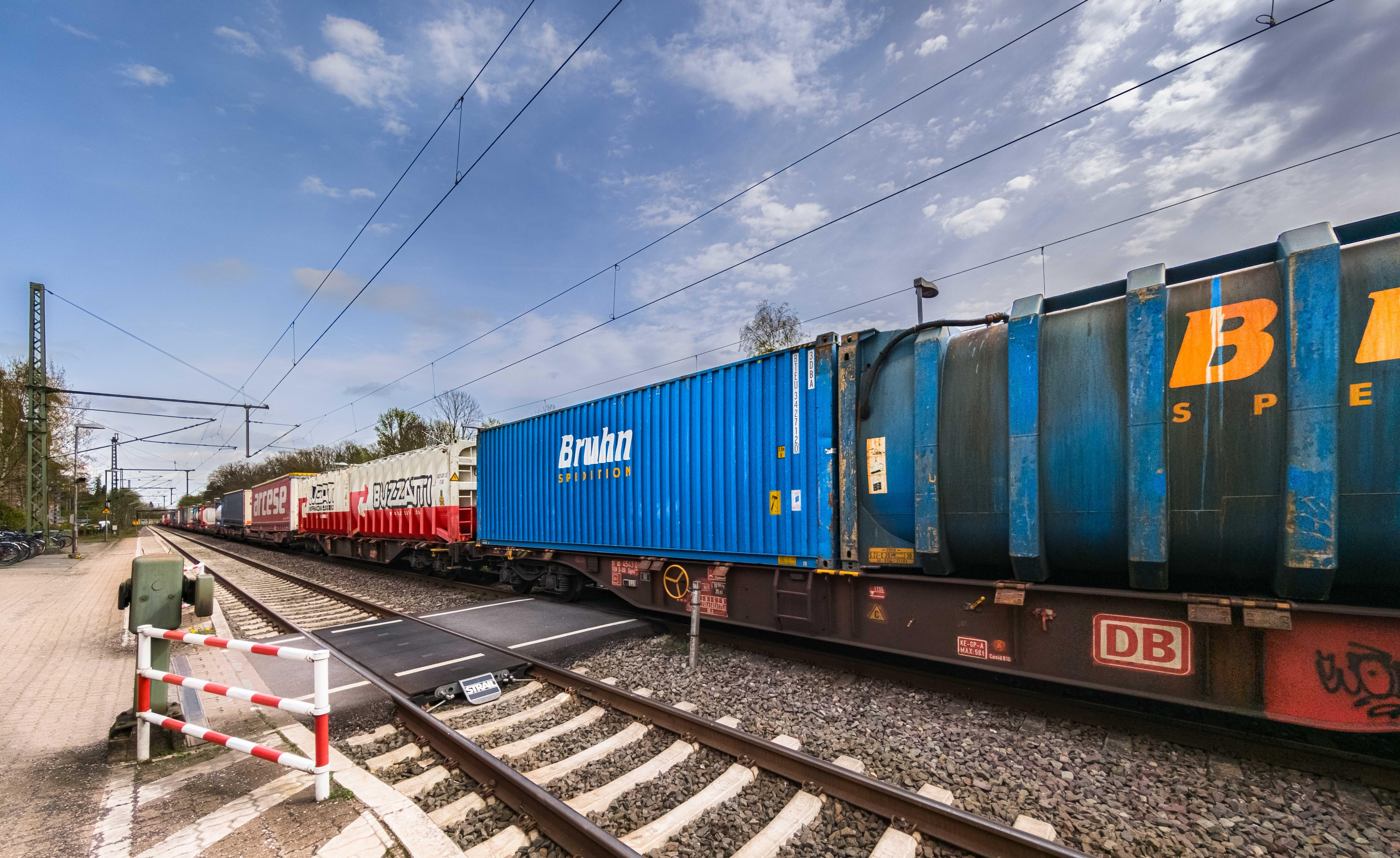 Güterwaggons auf Schienen ( Symbolbild) 