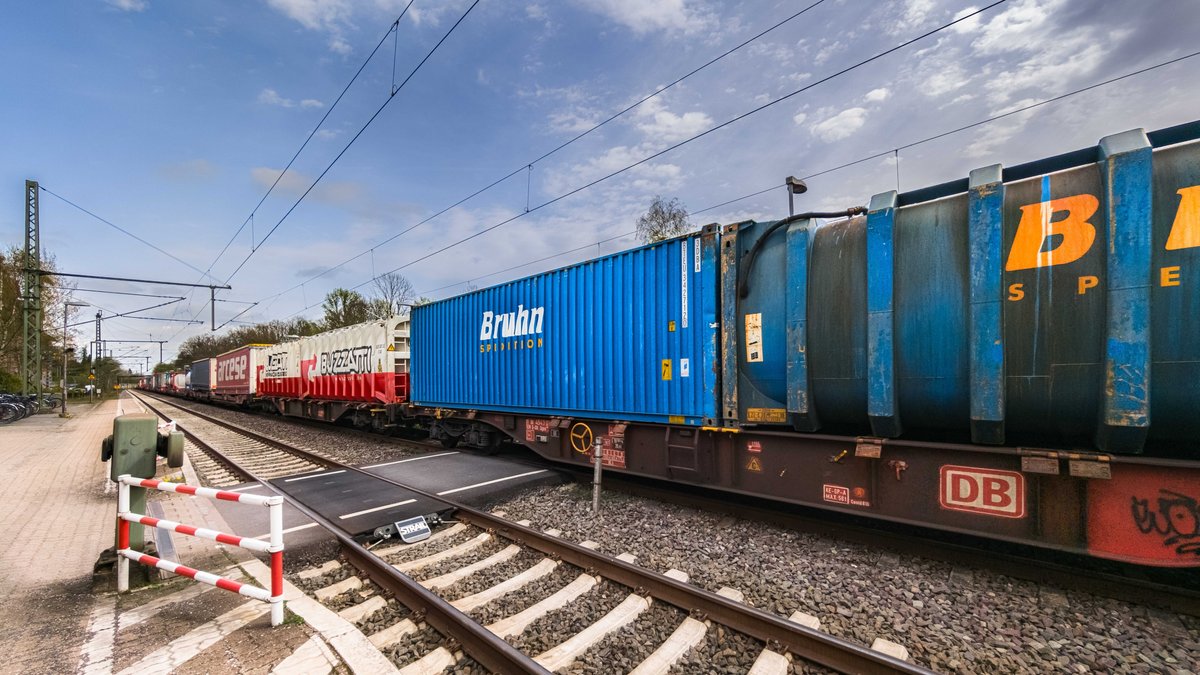 Güterwaggons auf Schienen ( Symbolbild) 