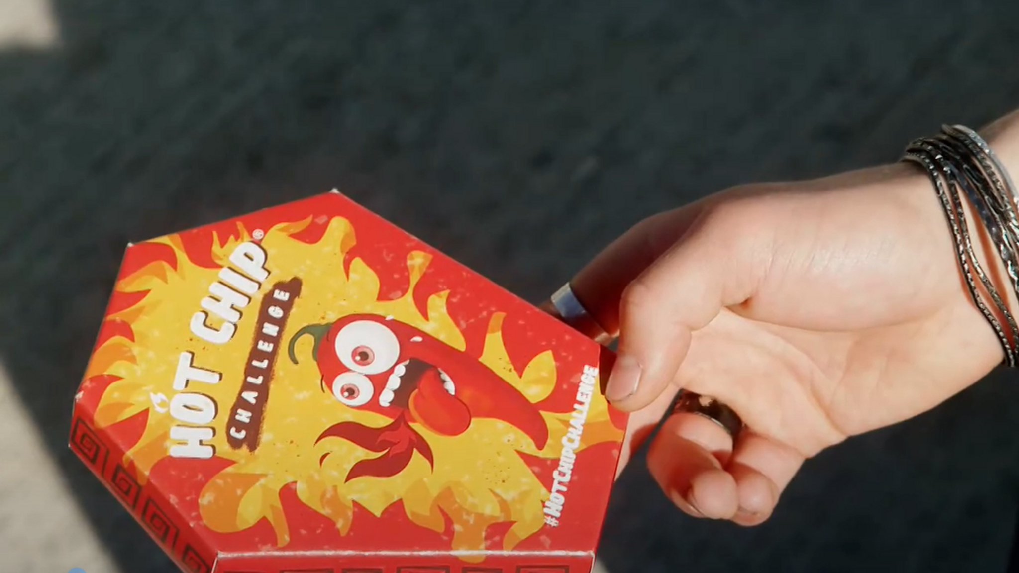 Eine Packung "Hot Chip Challenge"