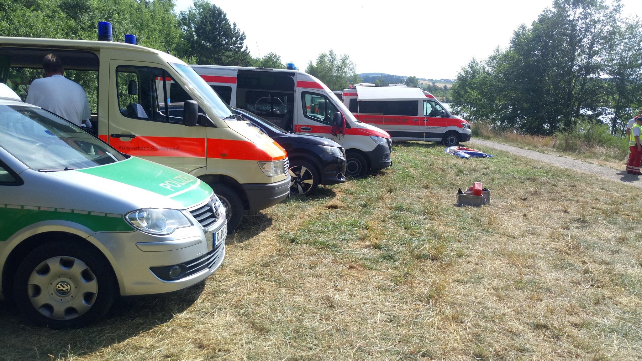 Einsatzfahrzeuge unter anderem von der BRK-Wasserwacht bei der Suchaktion nach dem vermissten Mann im Murner See