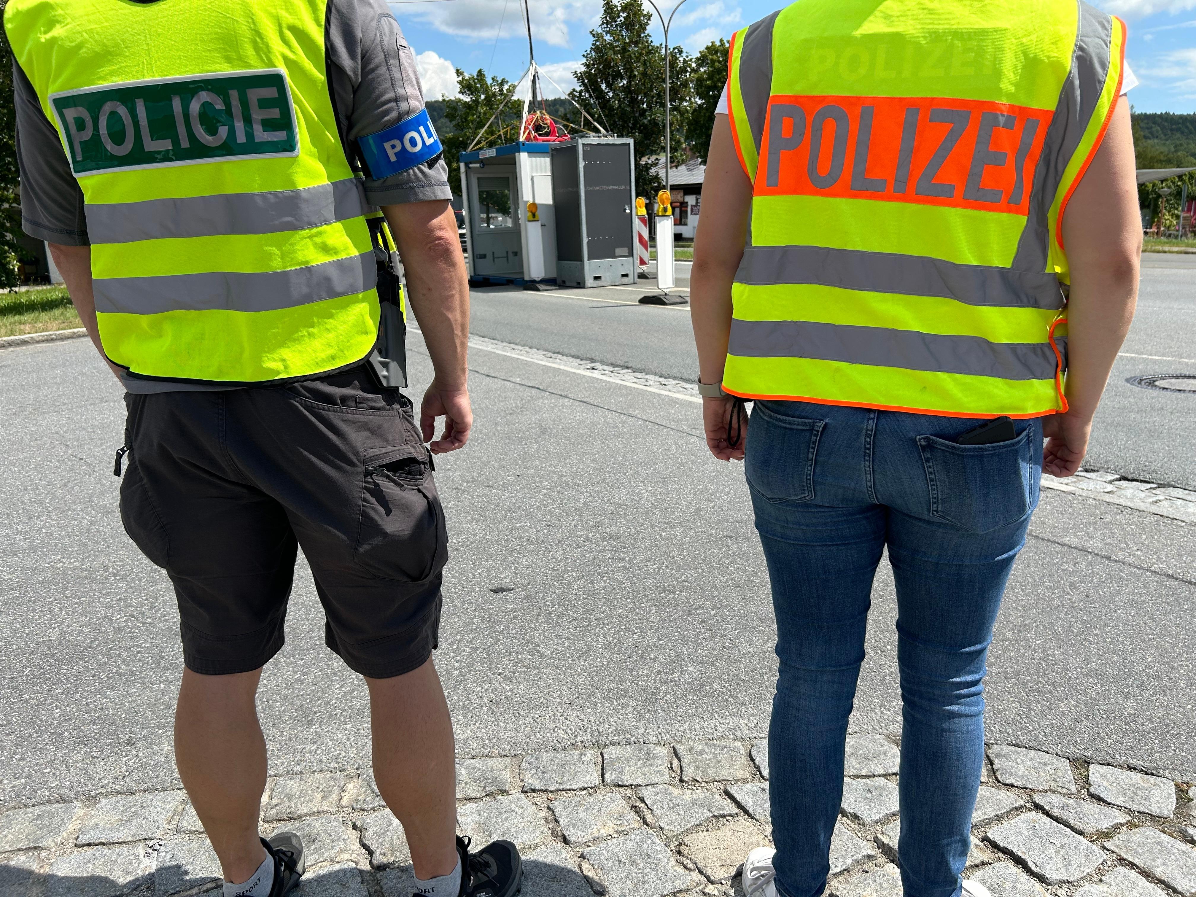 Zwei Polizisten bei einer gemeinsamen Kontrolle