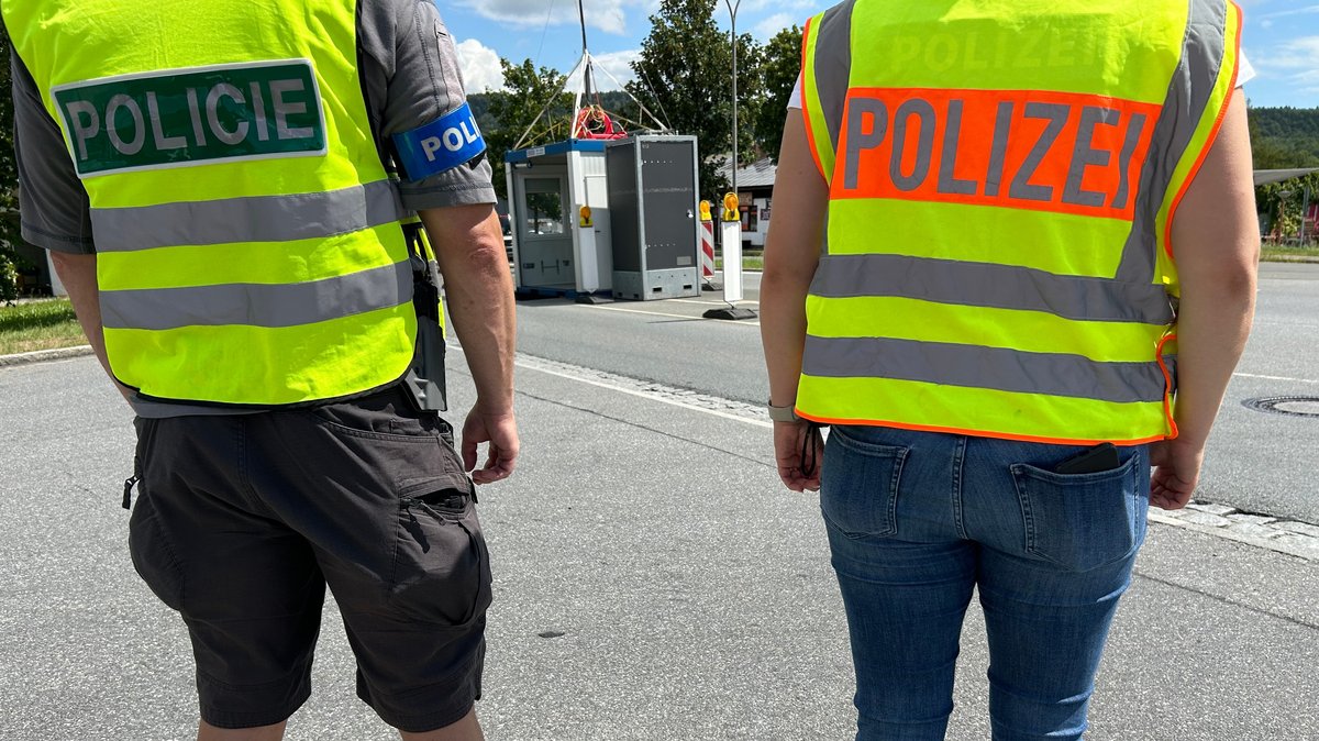 Zwei Polizisten bei einer gemeinsamen Kontrolle