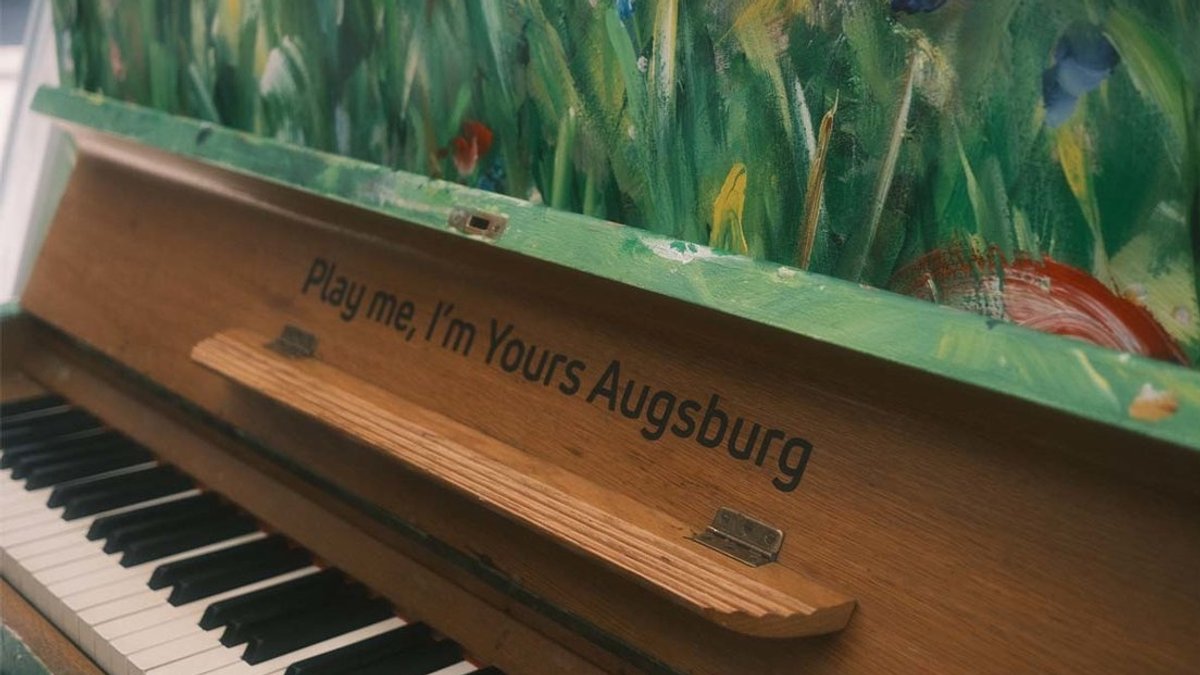 Eines der zehn Klaviere in Augsburg, das zum Spielen anregt