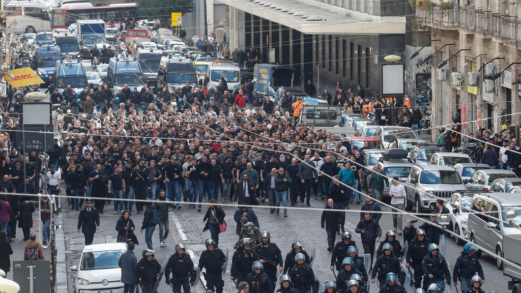 Frankfurter Fans - umringt von Polizei in Neapel