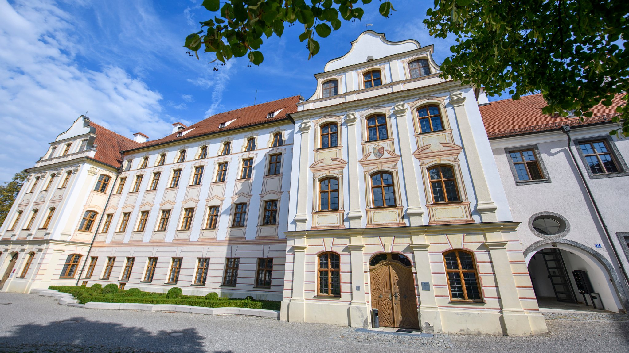 Die Außenfassade eines Klosters