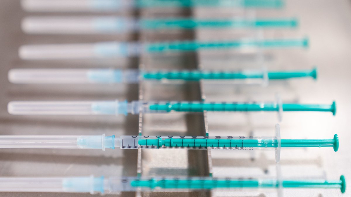 Fertig aufgezogene Spritzen mit Corona-Impfstoff in einem Impfzentrum