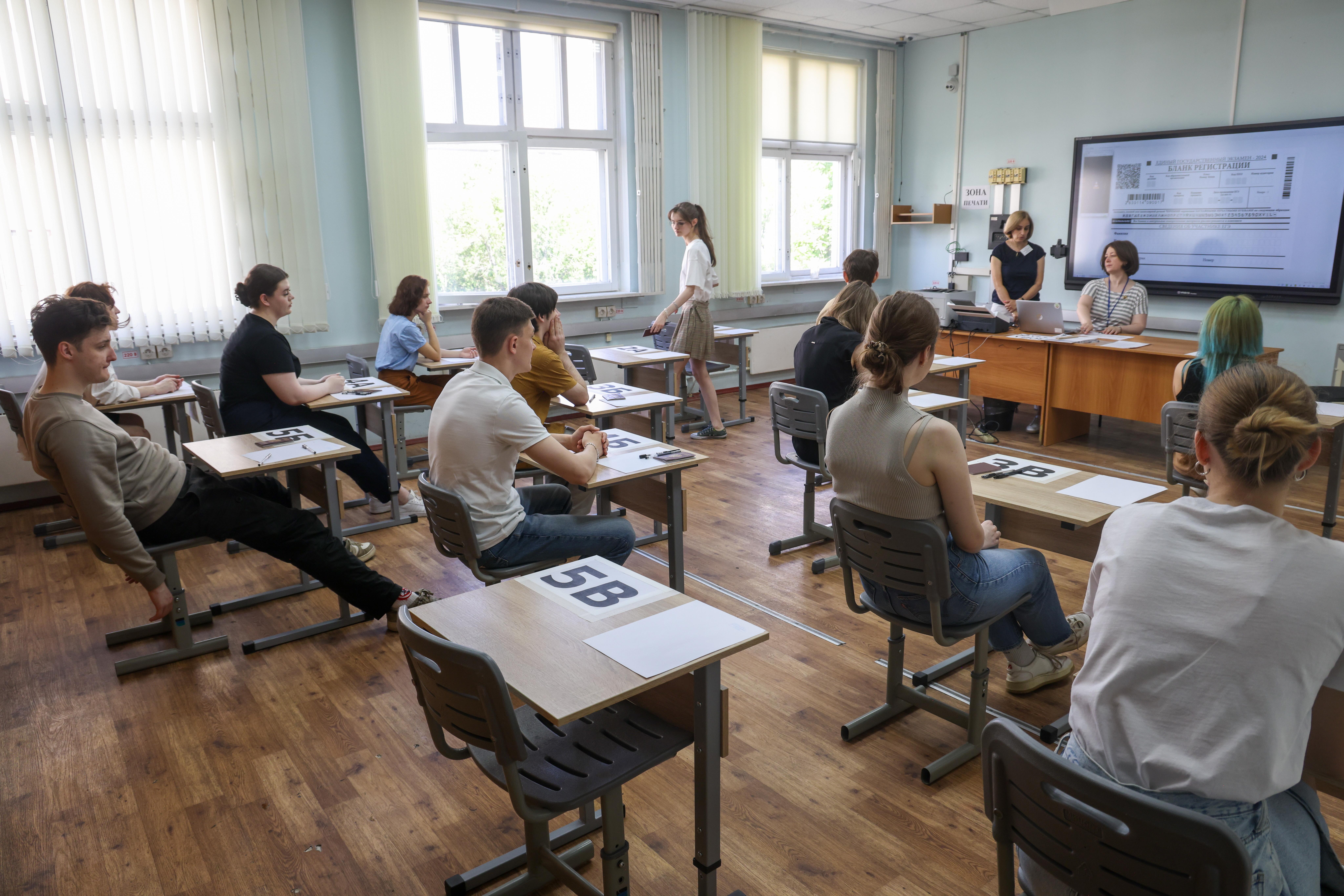Schüler in Russland sitzen vor einem Examen an Bänken (Symbolbild)