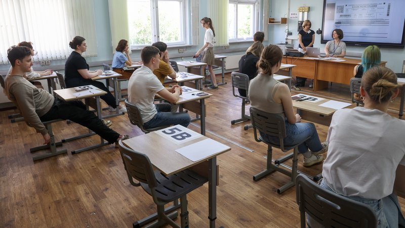 Schüler in Russland sitzen vor einem Examen an Bänken (Symbolbild) | Bild: picture alliance/dpa/TASS | Alexander Shcherbak Schüler in Russland sitzen vor einem Examen an Bänken (Symbolbild)