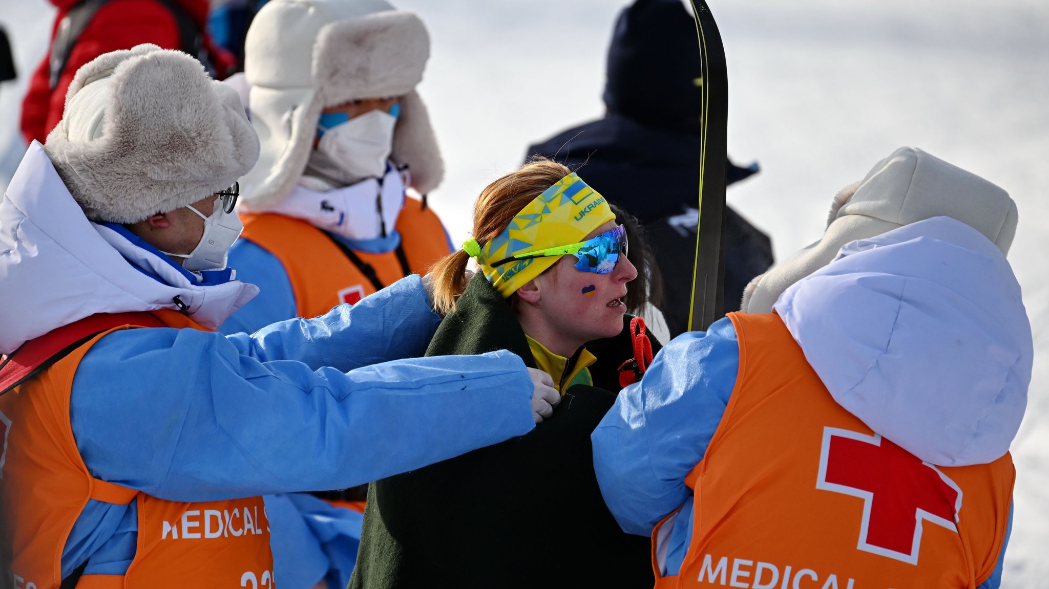 Valentyna Kaminska wird nach einem Rennen in Peking versorgt