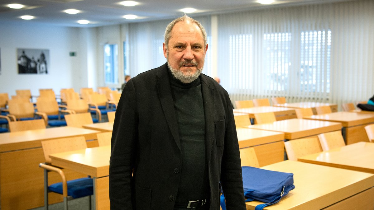 Der ehemalige Präsident der Musikhochschule München, Siegfried Mauser, 2019 im Prozess-Raum des Verwaltungsgerichts München.
