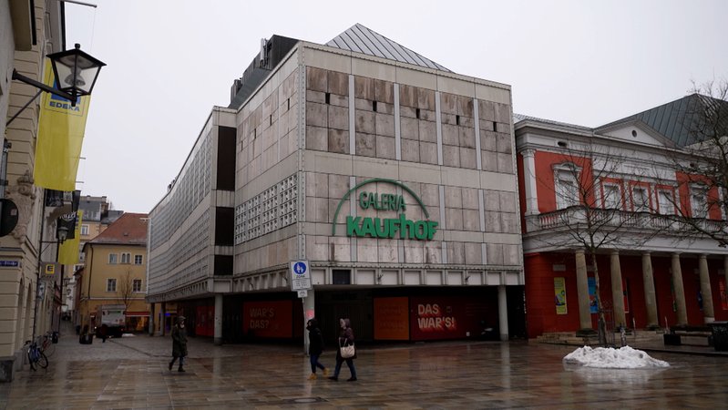 Aus dem früheren Kaufhof-Gebäude in der Regensburger Altstadt wollen die neuen Eigentümer laut Kaufvertrag ein "muslimisches Kulturkaufhaus" machen. Das sorgt für Verunsicherung, zumal die Investoren keine näheren Angaben zu dem Projekt machen. | Bild: BR Aus dem früheren Kaufhof-Gebäude in der Regensburger Altstadt wollen die neuen Eigentümer laut Kaufvertrag ein "muslimisches Kulturkaufhaus" machen. Das sorgt für Verunsicherung, zumal die Investoren keine näheren Angaben zu dem Projekt machen.