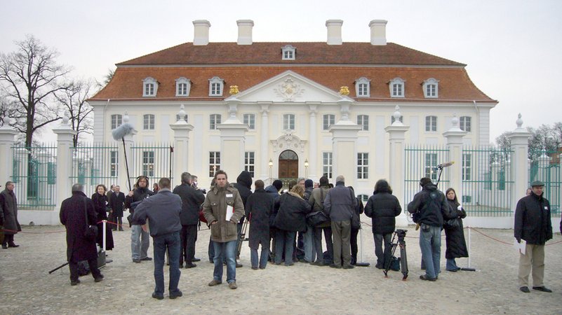 Journalisten warten vor Schloss Meseberg, dem Gästehaus der Bundesregierung (Archivbild)