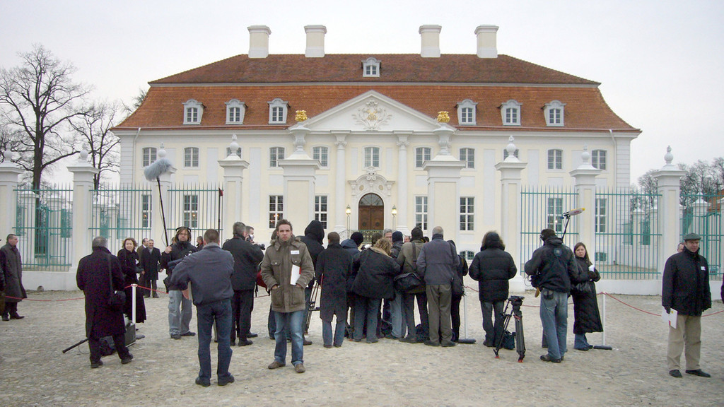 Journalisten warten vor Schloss Meseberg, dem Gästehaus der Bundesregierung (Archivbild)