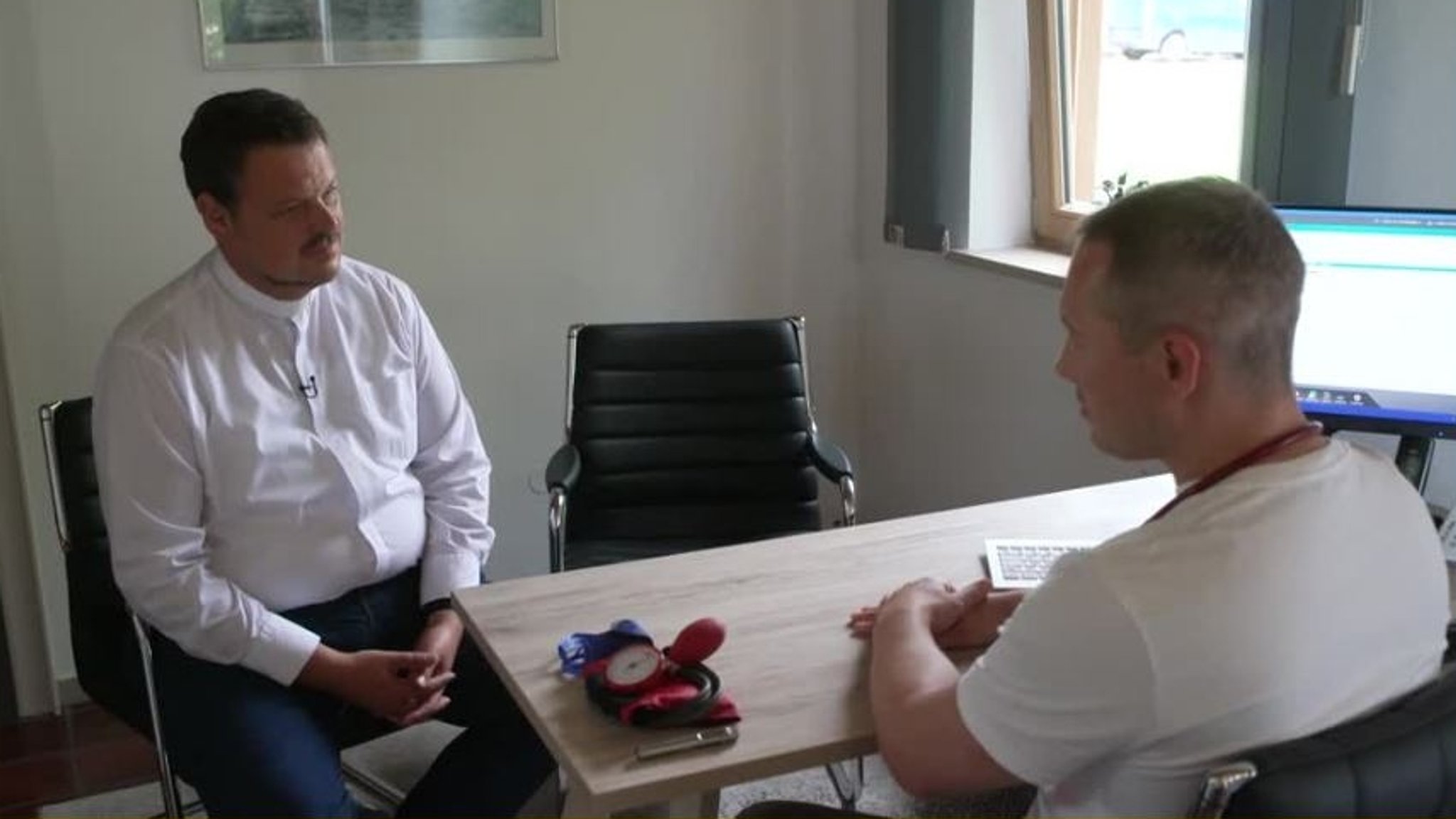 Pfarrer Stefan Fischbacher will abspecken – gekoppelt an Spenden pro verlorenes Kilo, um die Sanierung des maroden Kirchendachs zu finanzieren. | Bild: BR Pfarrer Stefan Fischbacher will abspecken – gekoppelt an Spenden pro verlorenes Kilo, um die Sanierung des maroden Kirchendachs zu finanzieren.