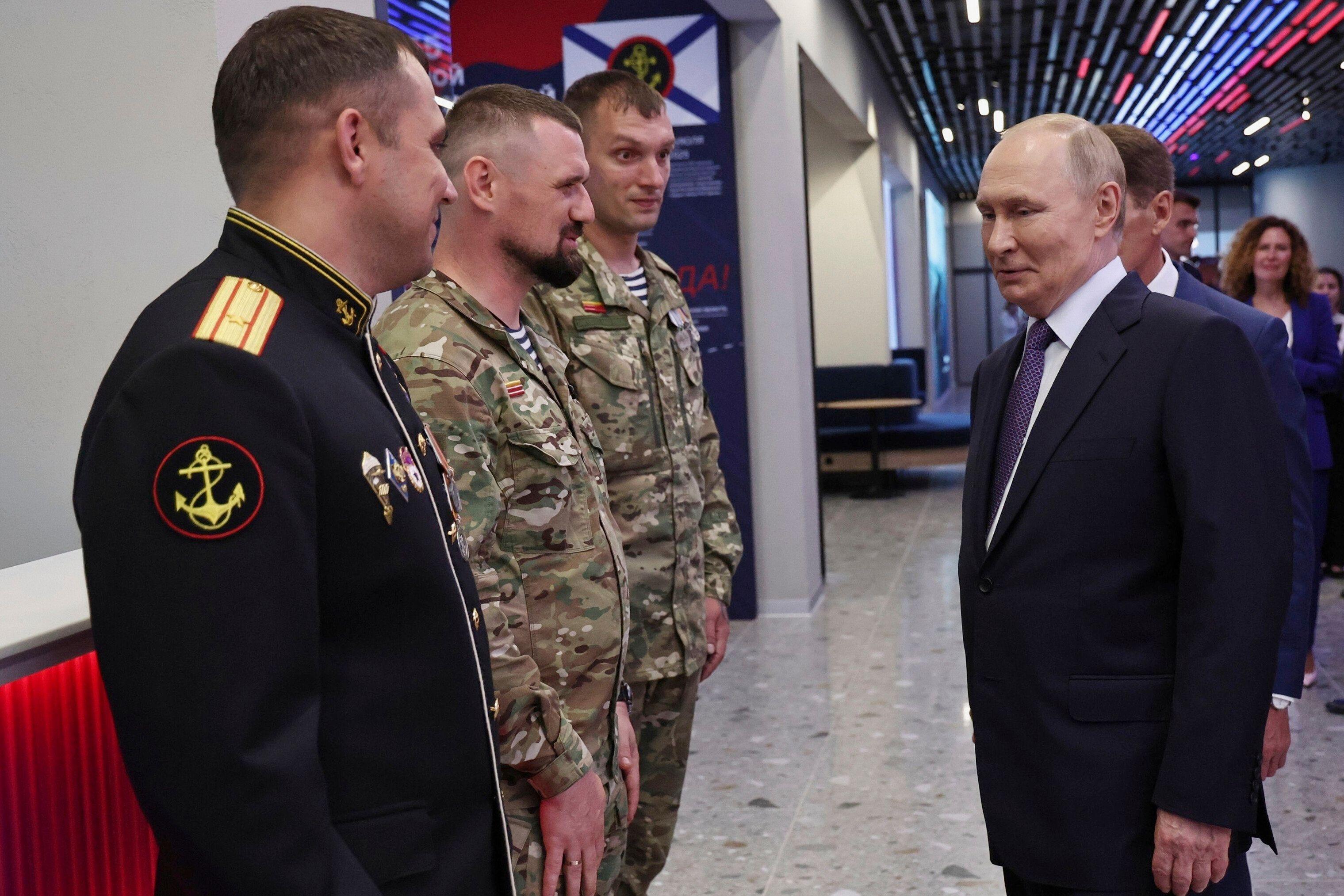 Putin mit Soldaten bei der Besichtigung einer Ausstellung über die 155. Marinebrigade 
