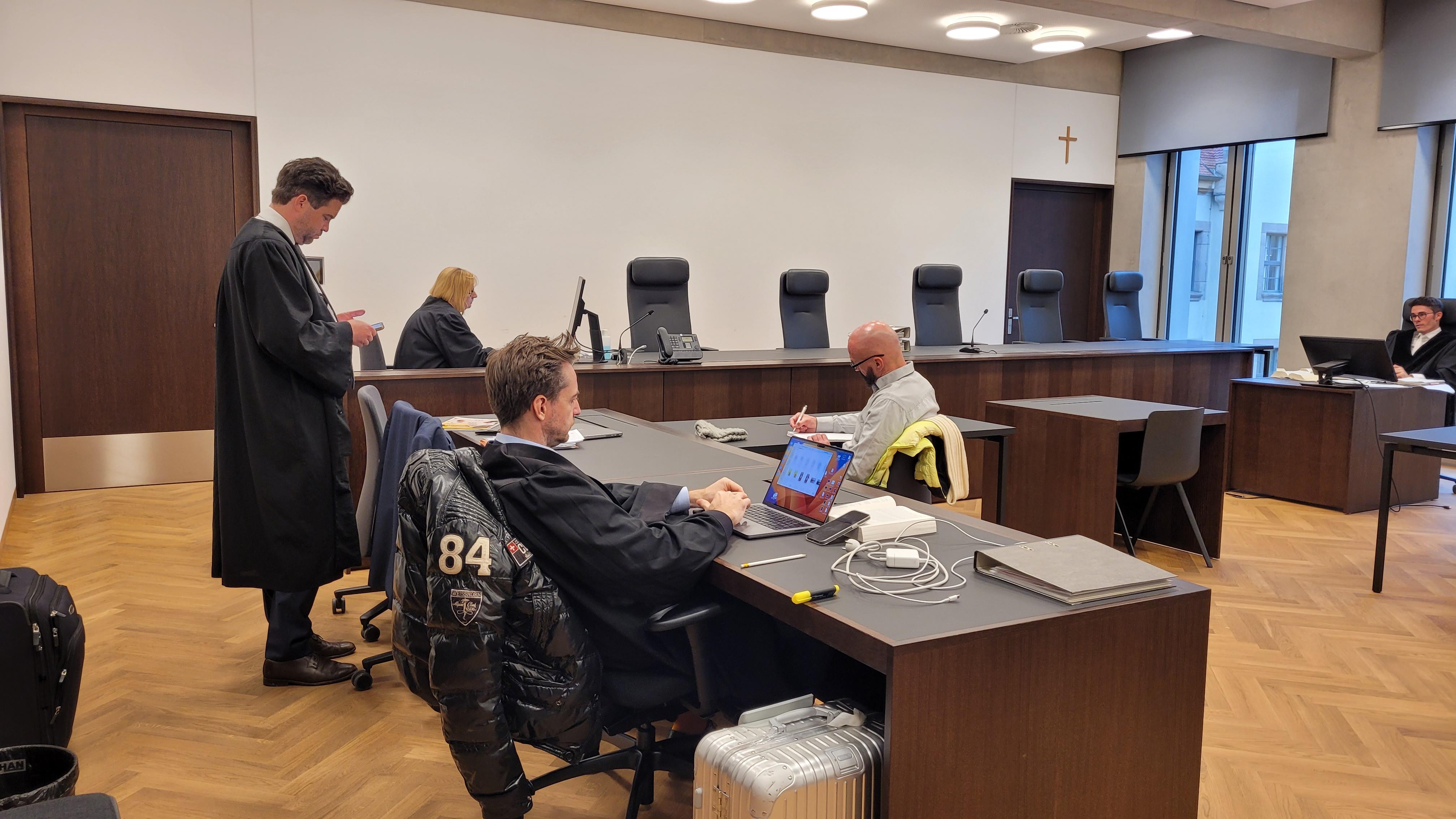 "Autokönig" Christoph Zitzmann (rechts) mit seinen Anwälten im Gerichtssaal