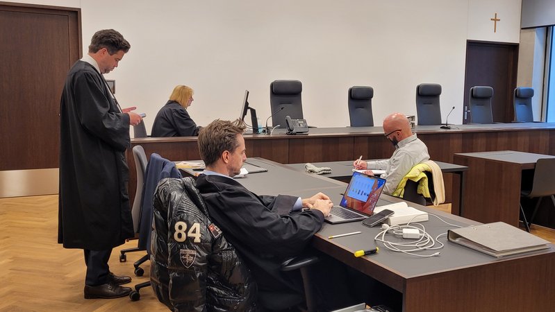 "Autokönig" Christoph Zitzmann (rechts) mit seinen Anwälten im Gerichtssaal | Bild: BR/Franz Engeser "Autokönig" Christoph Zitzmann (rechts) mit seinen Anwälten im Gerichtssaal