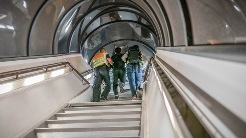 Polizeibeamte begleiten einen Afghanen auf dem Flughafen Leipzig-Halle in ein Charterflugzeug, der Geflüchtete zurück in ihr Heimatland bringt. | Bild: BR24TV/picture alliance/Michael Kappeler Polizeibeamte begleiten einen Afghanen auf dem Flughafen Leipzig-Halle in ein Charterflugzeug, der Geflüchtete zurück in ihr Heimatland bringt.