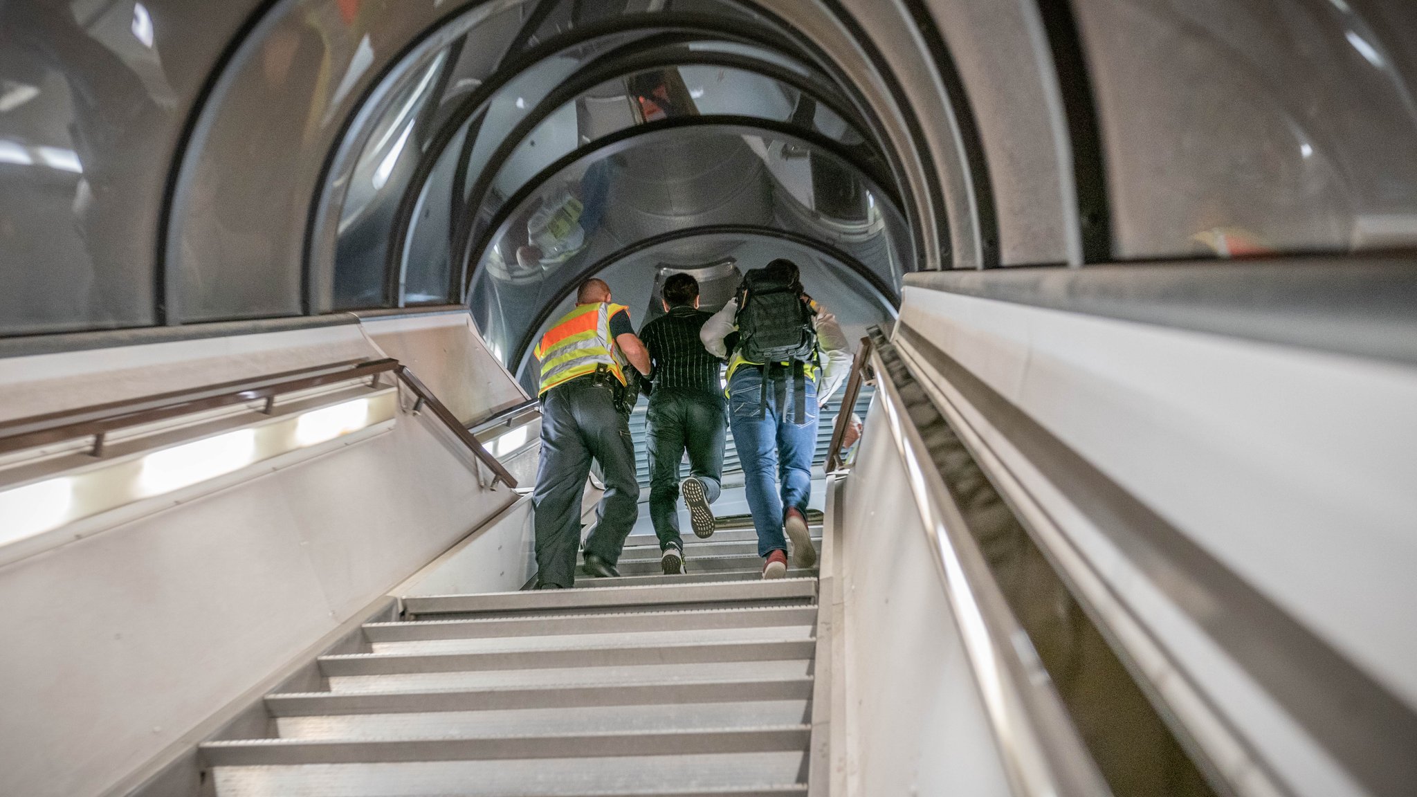 Polizeibeamte begleiten einen Afghanen auf dem Flughafen Leipzig-Halle in ein Charterflugzeug, der Geflüchtete zurück in ihr Heimatland bringt.
