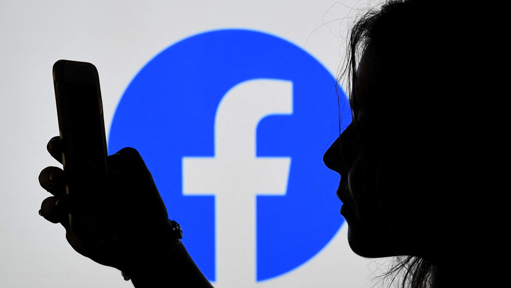 User kritisieren Plattformen wie Facebook dafür, dass sie Posts löschen oder Accounts sperren. 