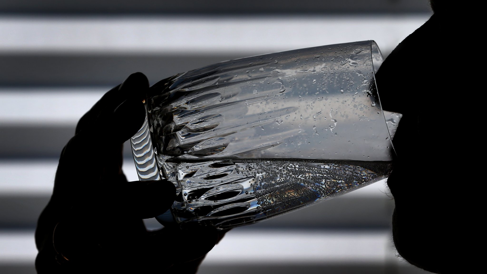 Eine Frau trinkt Wasser aus einem Glas (Symbolbild)