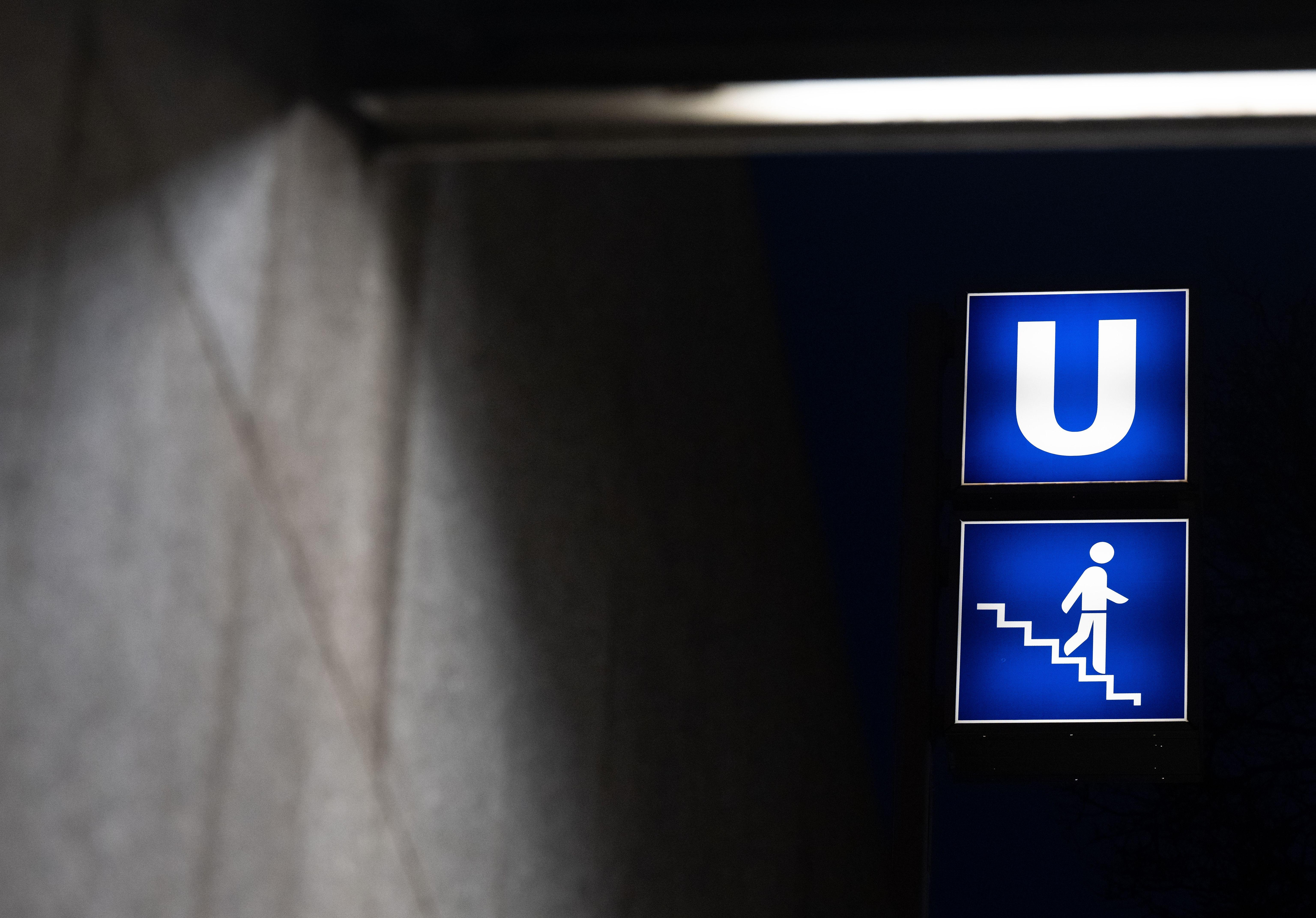 (Symbolbild) Schilder, die auf eine U-Bahn hinweisen.