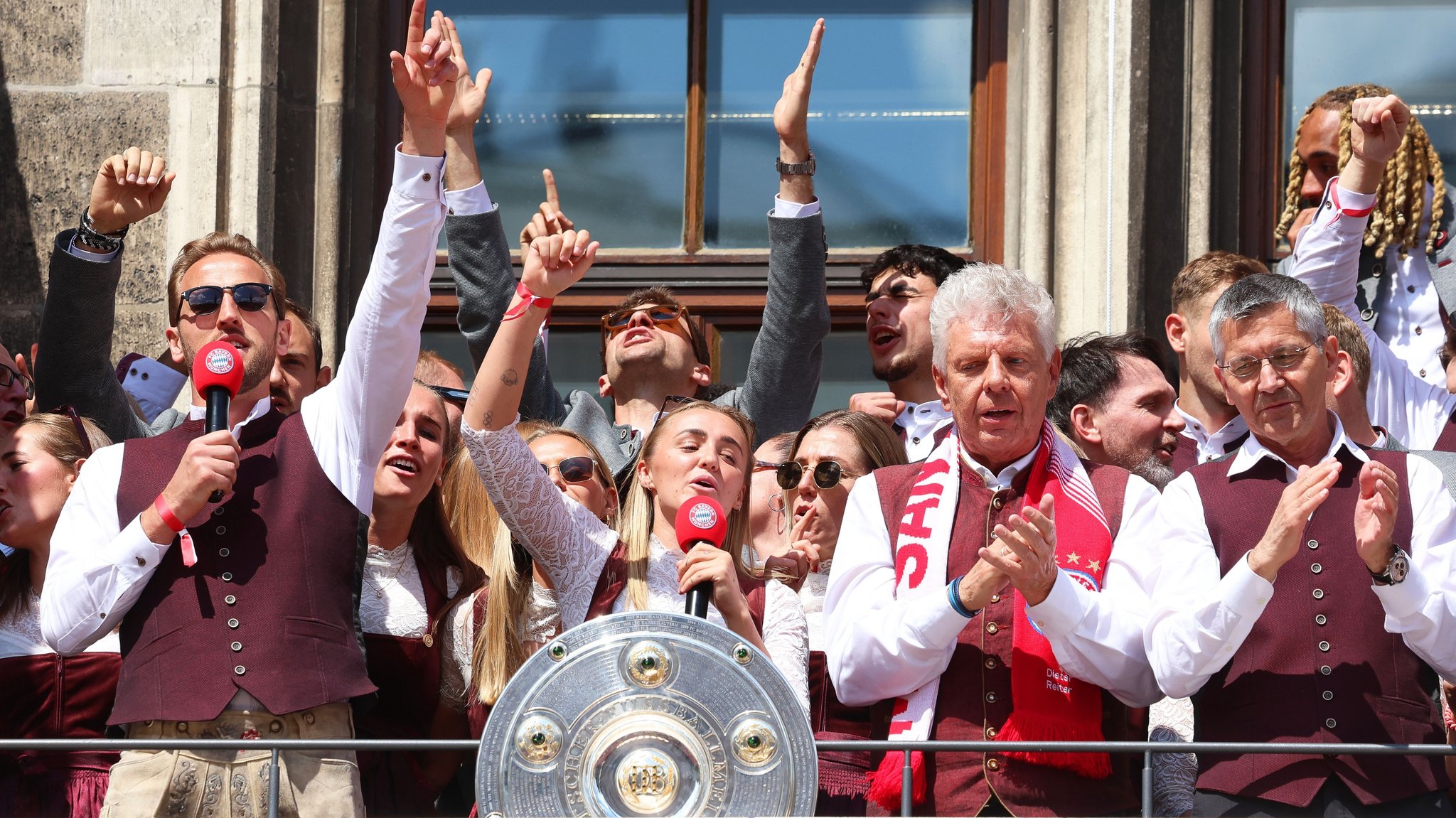 (Archivbild) Oberbürgermeister Dieter Reiter bei der Meisterfeier des FC Bayern 2025 auf dem Rathausbalkon mit Meisterschale | Bild: dpa-Bildfunk/Karl-Josef Hildenbrand (Archivbild) Oberbürgermeister Dieter Reiter bei der Meisterfeier des FC Bayern 2025 auf dem Rathausbalkon mit Meisterschale