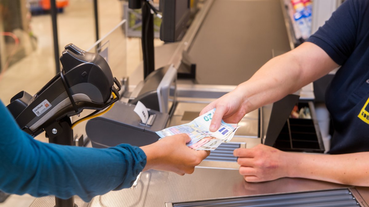 Geldabheben im Supermarkt: Handel fordert Verzicht auf Gebühren