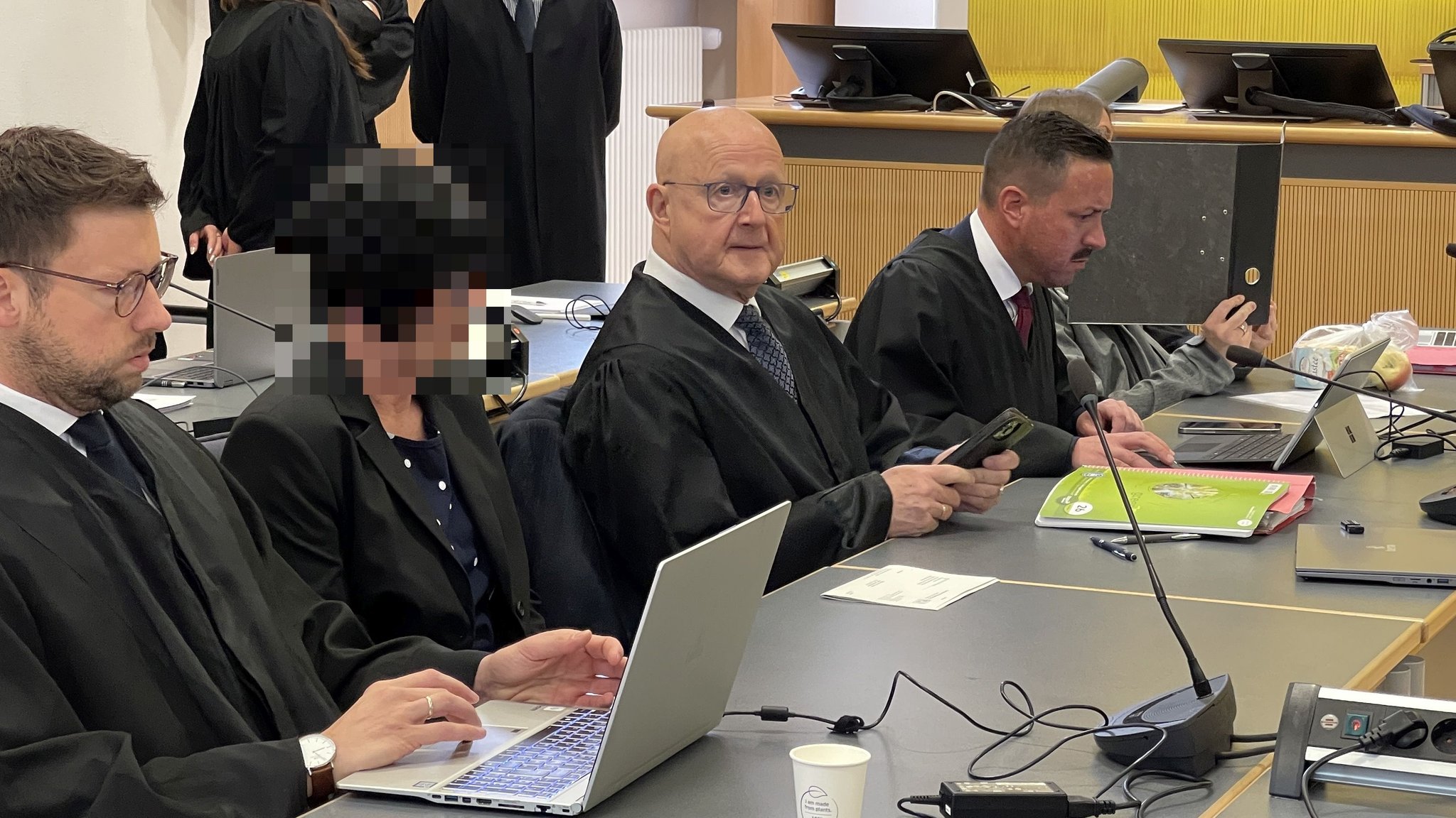 Angeklagte und Verteidiger im Gerichtssaal