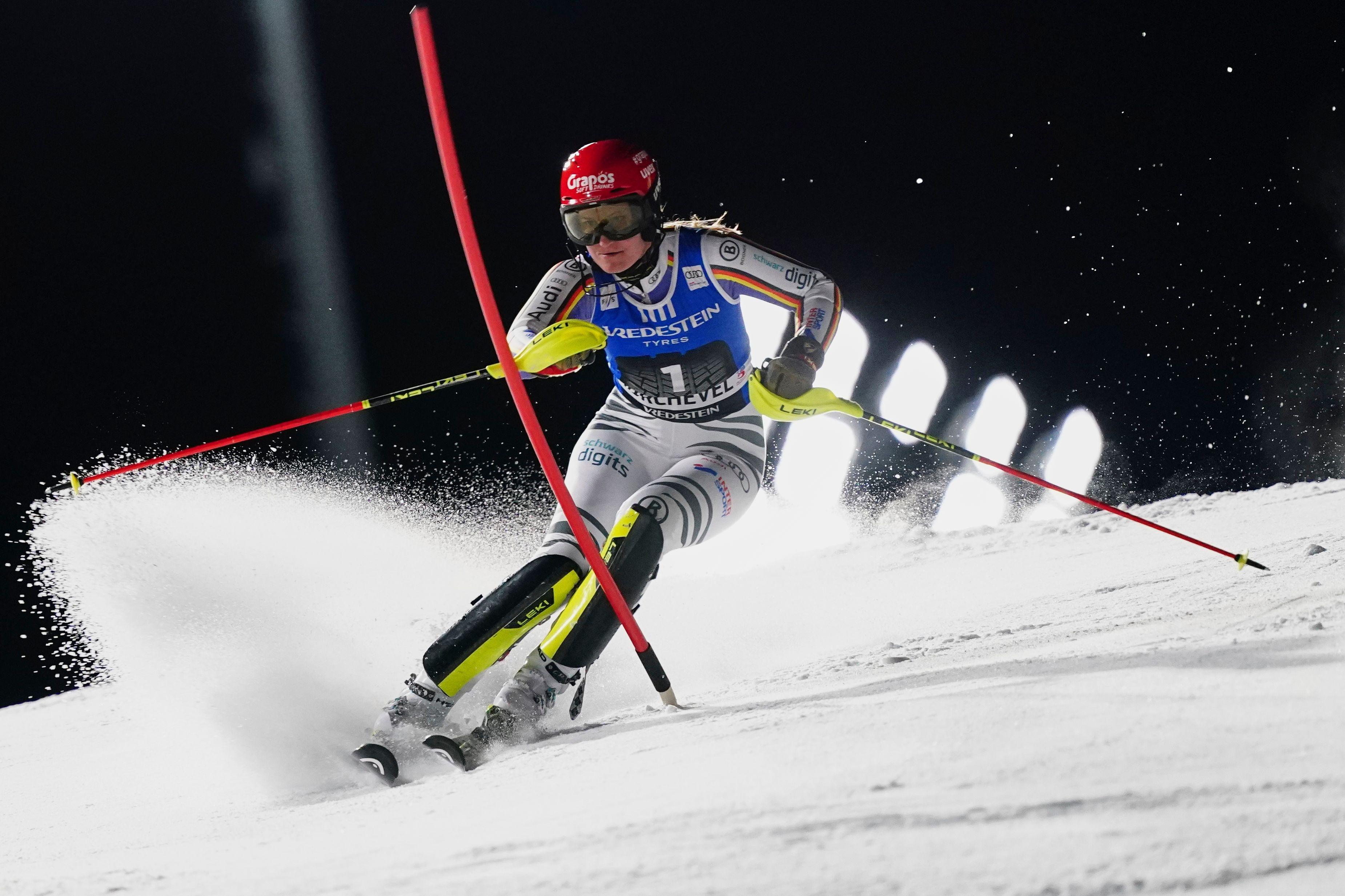 16.12.2025, Frankreich, Courchevel: Lena Dürr (Deutschland) in Aktion im ersten Durchgang beim alpinen Skiweltcup-Slalom der Damen. Foto: Pier Marco Tacca/AP/dpa +++ dpa-Bildfunk +++