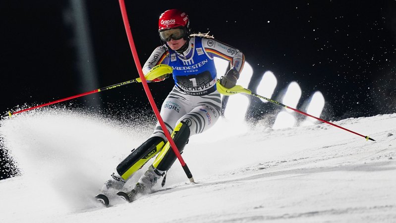 16.12.2025, Frankreich, Courchevel: Lena Dürr (Deutschland) in Aktion im ersten Durchgang beim alpinen Skiweltcup-Slalom der Damen. Foto: Pier Marco Tacca/AP/dpa +++ dpa-Bildfunk +++ | Bild: dpa-Bildfunk/Pier Marco Tacca 16.12.2025, Frankreich, Courchevel: Lena Dürr (Deutschland) in Aktion im ersten Durchgang beim alpinen Skiweltcup-Slalom der Damen. Foto: Pier Marco Tacca/AP/dpa +++ dpa-Bildfunk +++