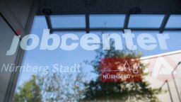 Der Text "jobcenter Nürnberg Stadt" auf einer Glasscheibe | Bild:picture alliance/dpa | Daniel Karmann