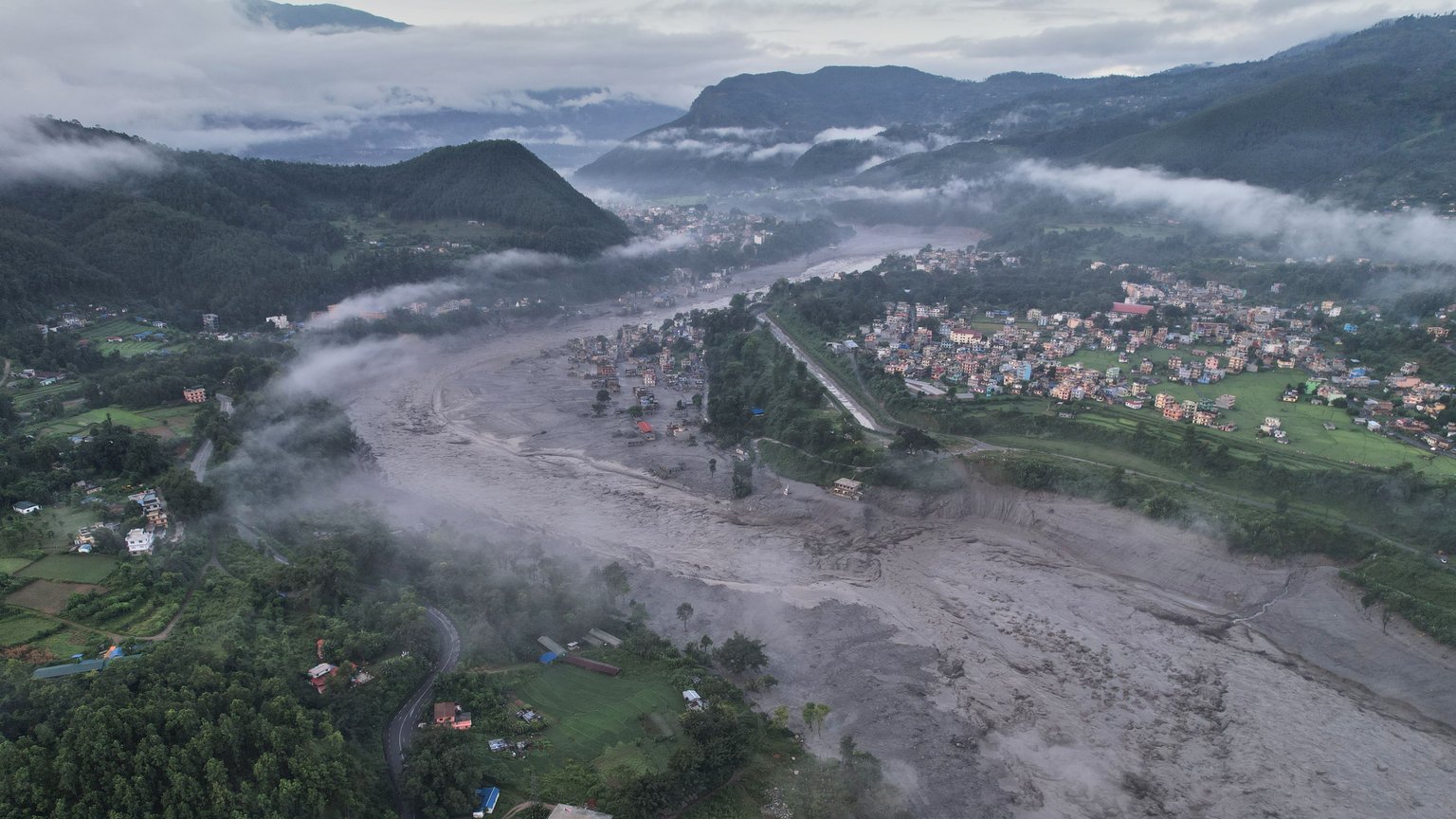 Bild: Die Sturzflut hat im Grenzgebiet zwischen Nepal und Tibet ganze Ortschaften zerstört, Rechte:  dpa-Bildfunk/Rajesh Kumar Singh