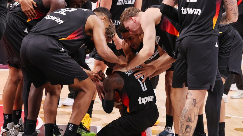 Deutsche Mannschaft nach gewinn der Europameisterschaft im Basketball | Bild: picture-alliance/dpa Deutsche Mannschaft nach gewinn der Europameisterschaft im Basketball
