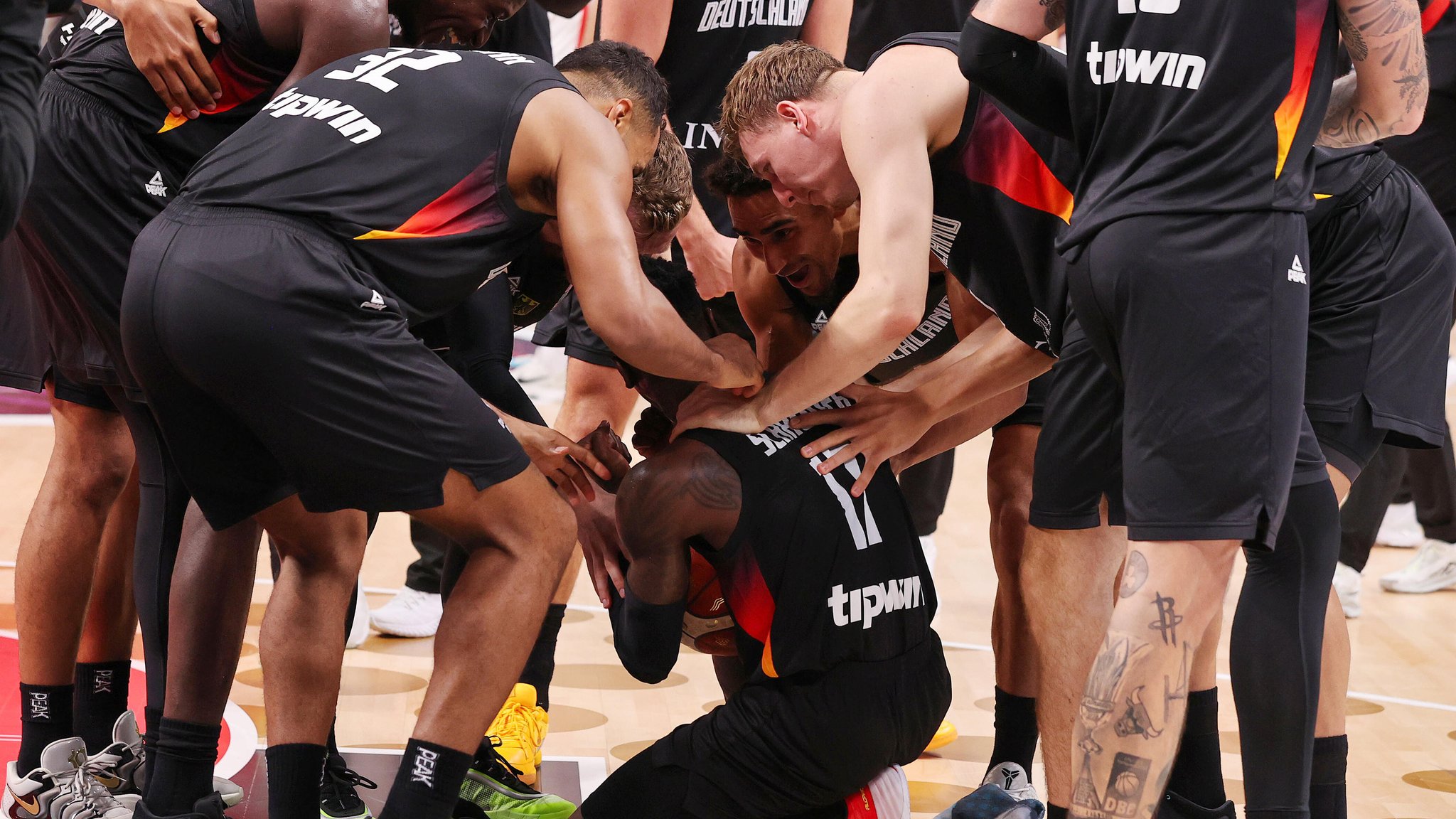 Deutsche Mannschaft nach gewinn der Europameisterschaft im Basketball