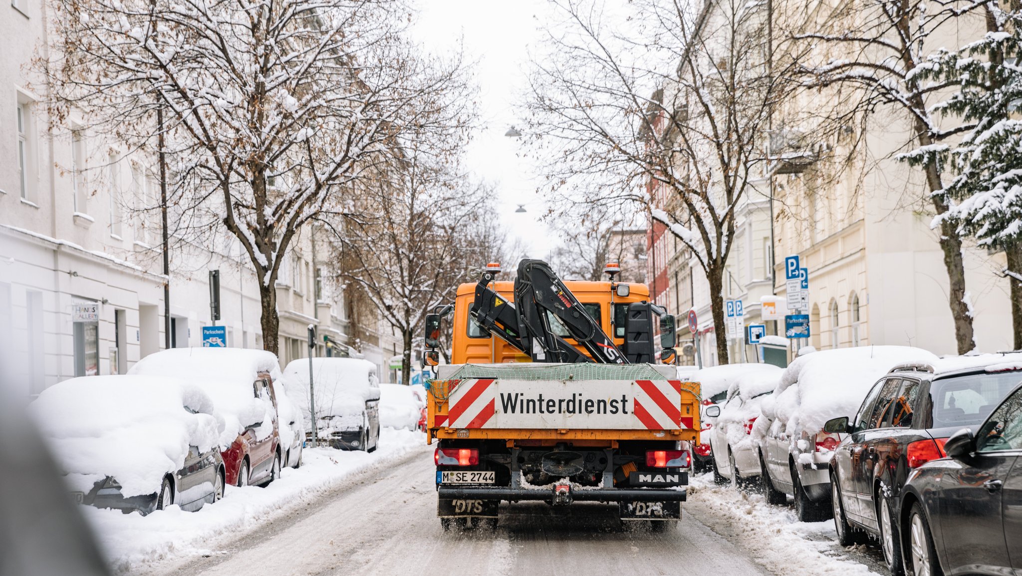 Ein Winterdienst-Fahrzeug auf einer Straße in München.